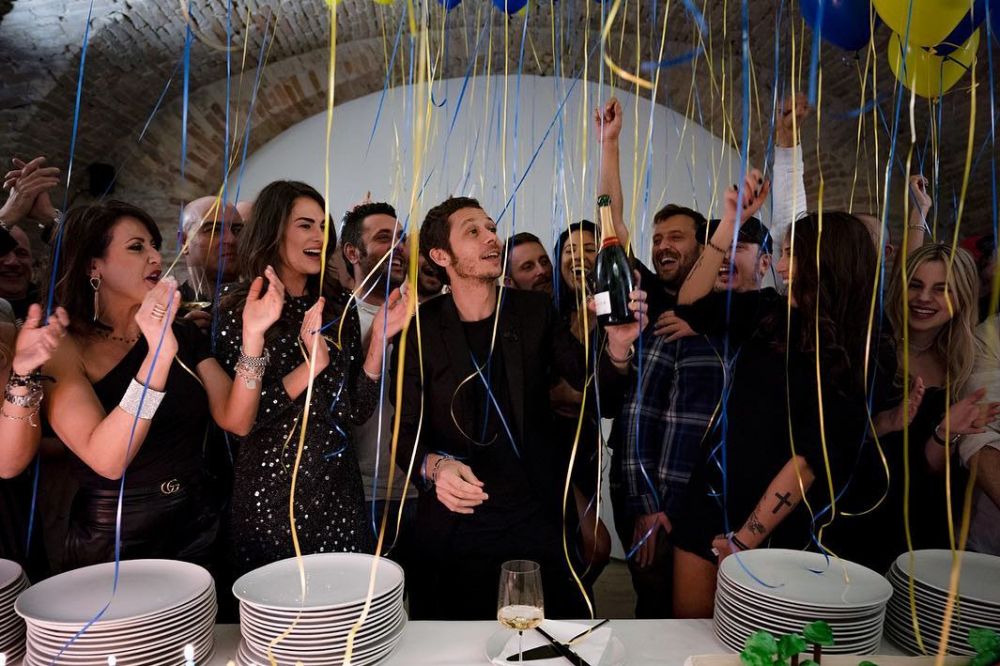 10 Momen ulang tahun Valentino Rossi, dapat cium mesra dari pacar