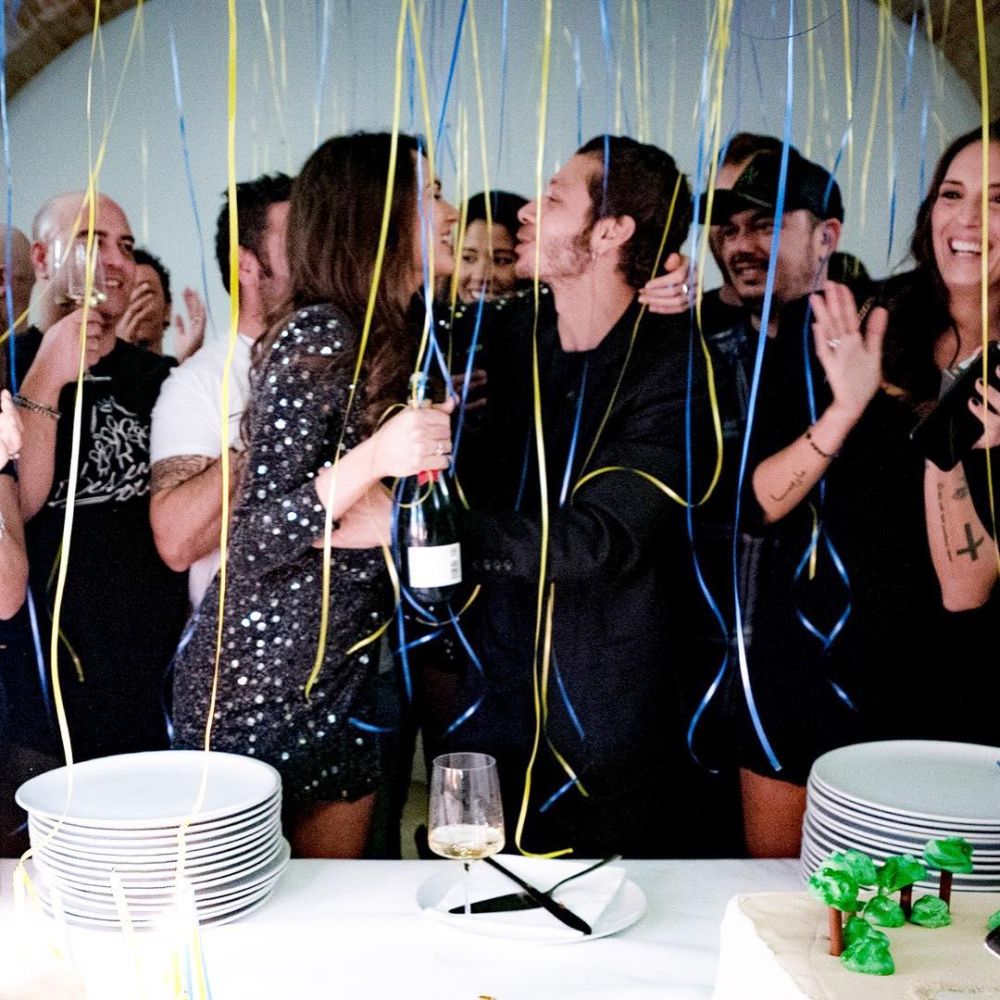 10 Momen ulang tahun Valentino Rossi, dapat cium mesra dari pacar