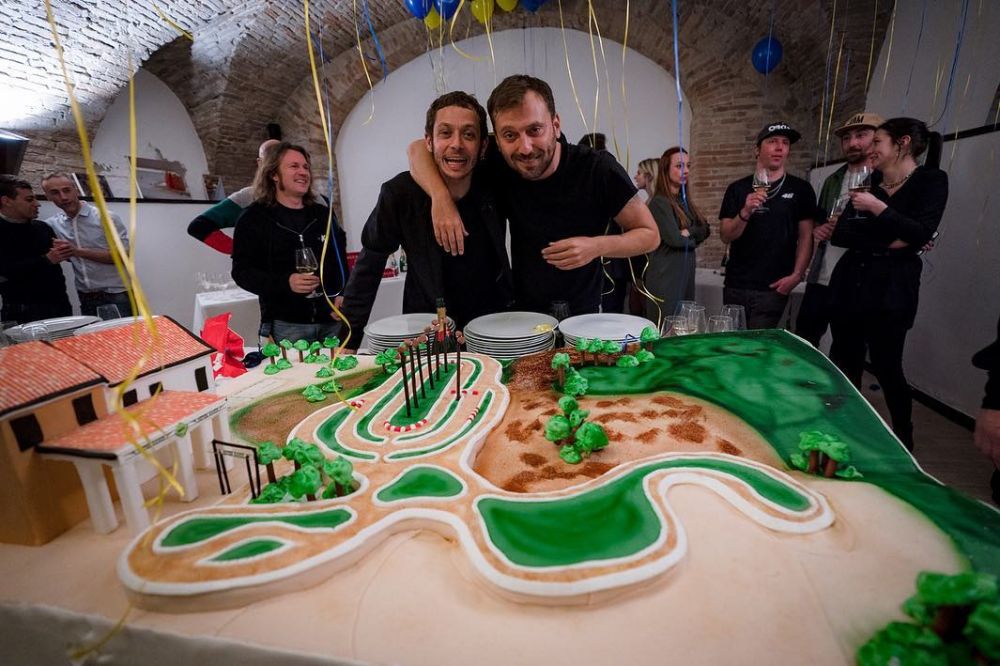 10 Momen ulang tahun Valentino Rossi, dapat cium mesra dari pacar