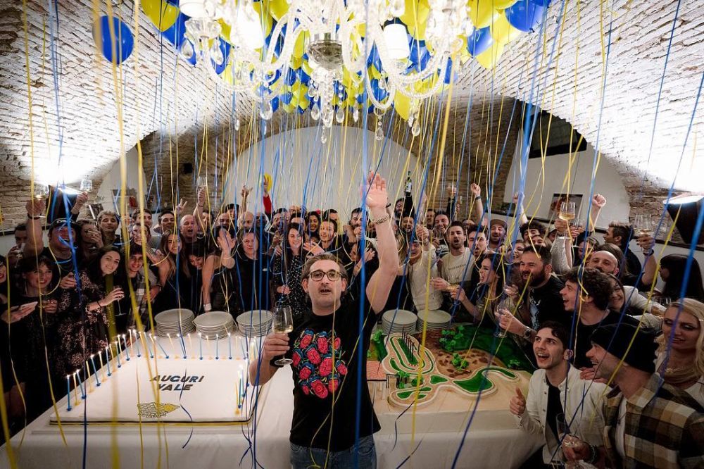 10 Momen ulang tahun Valentino Rossi, dapat cium mesra dari pacar