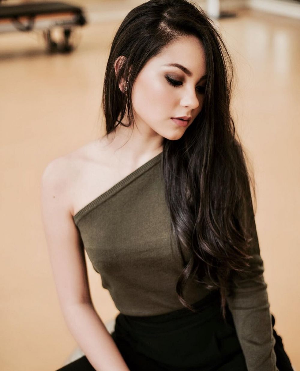 10 Potret Alyssa Daguise pamer pundak ini bikin gagal fokus