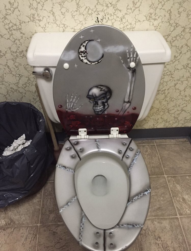 12 Kloset duduk ini diberi sentuhan seni, hasilnya keren abis