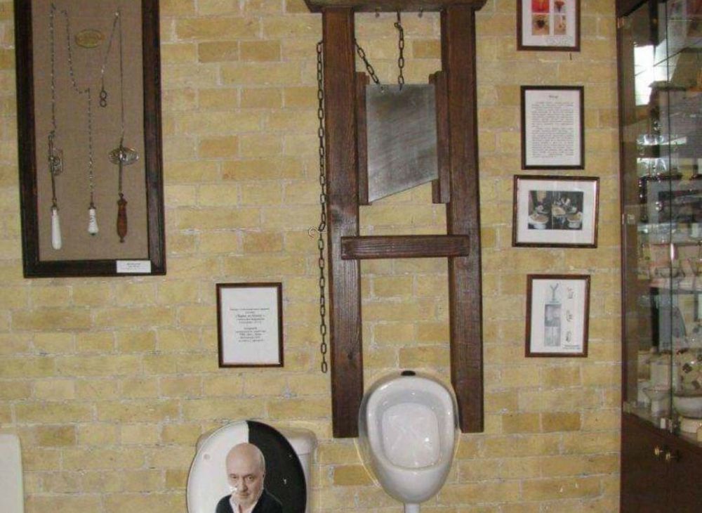 12 Kloset duduk ini diberi sentuhan seni, hasilnya keren abis