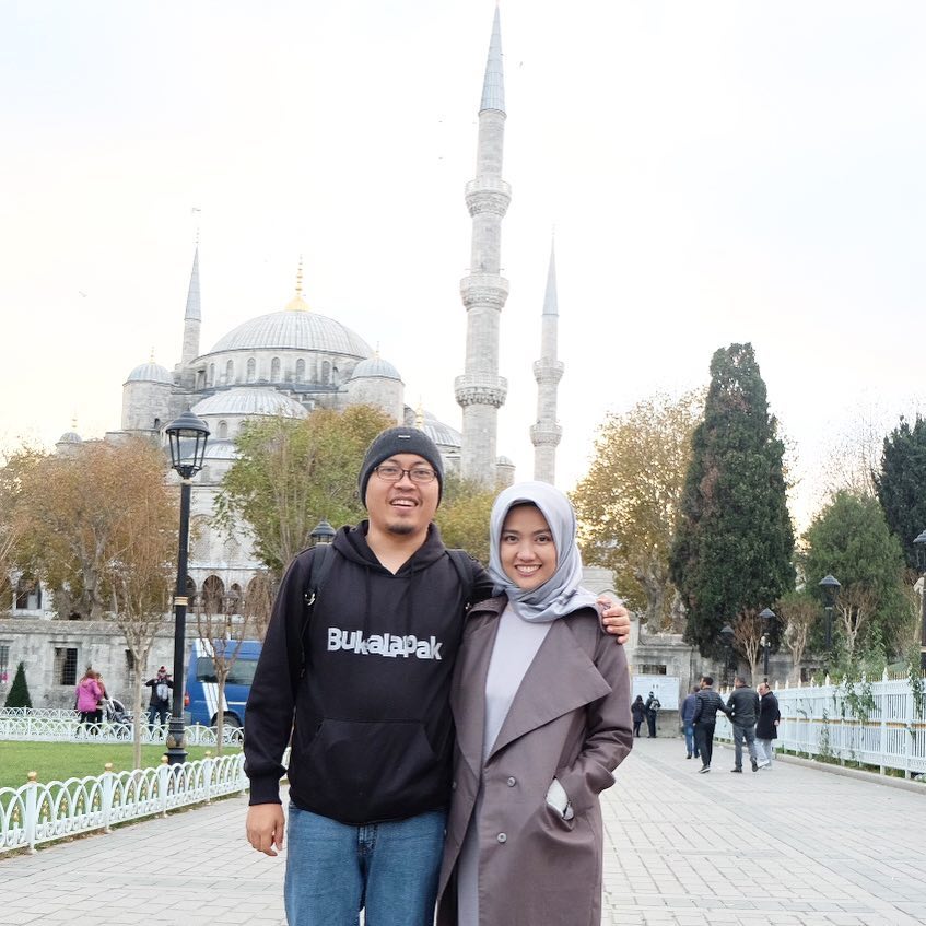 10 Potret kebersamaan CEO Bukalapak & istrinya, romantis abis