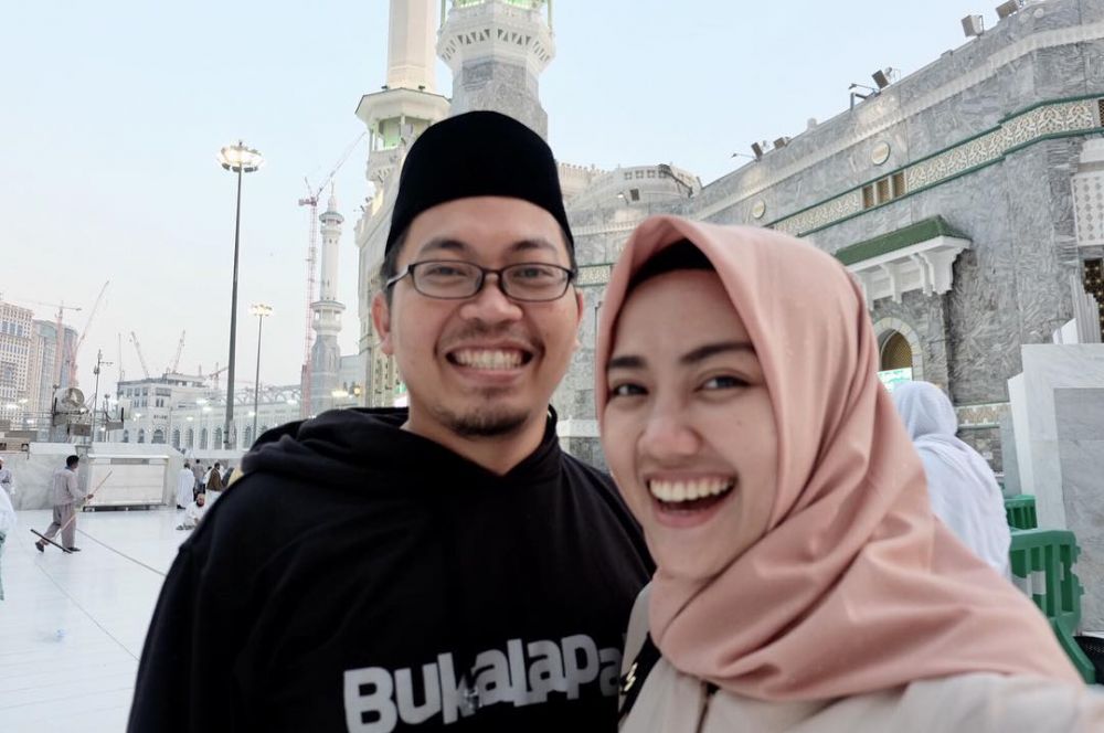 10 Potret kebersamaan CEO Bukalapak & istrinya, romantis abis
