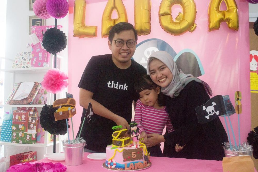 10 Potret kebersamaan CEO Bukalapak & istrinya, romantis abis