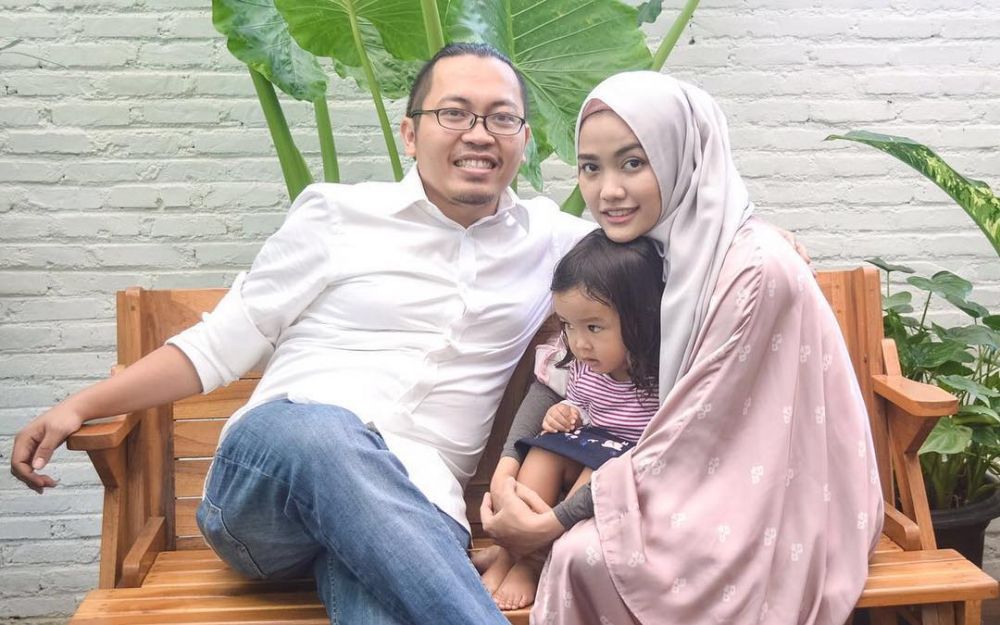 10 Potret kebersamaan CEO Bukalapak & istrinya, romantis abis