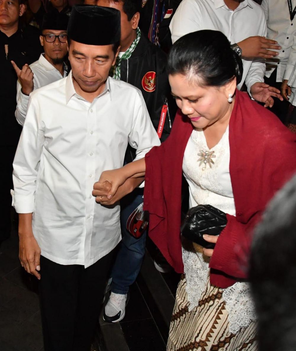 Ini beda gaya Iriana Jokowi di debat capres pertama dan kedua