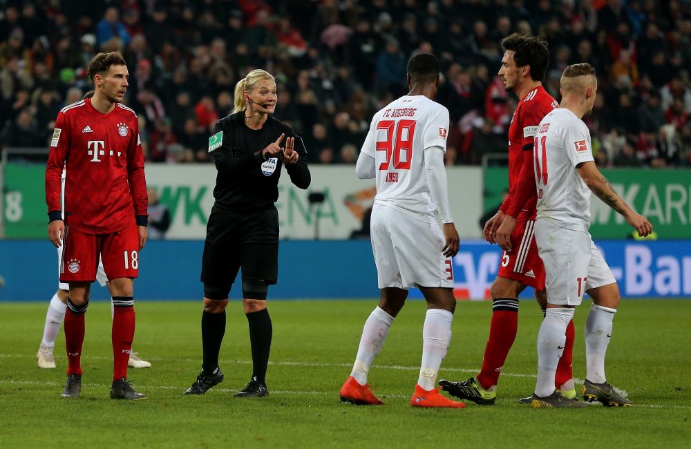Gara-gara tampilan wasit ini, TV Iran batal siarkan laga Munchen