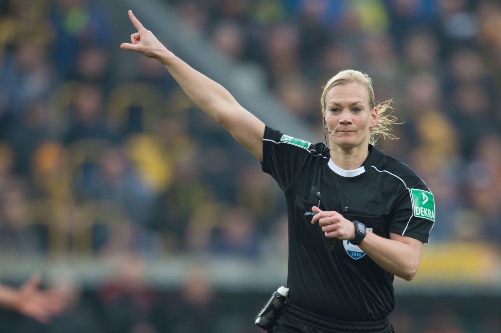 Gara-gara tampilan wasit ini, TV Iran batal siarkan laga Munchen