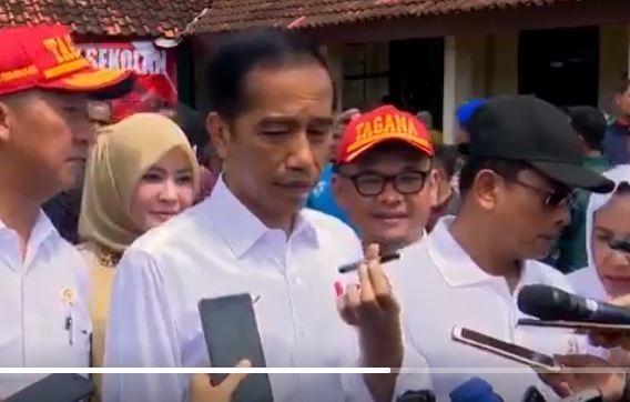 Ini respons santai Jokowi soal isu pakai earpiece di debat capres