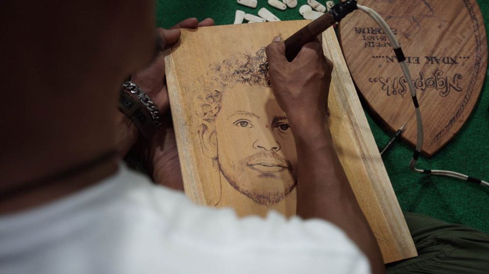 Pria ini melukis wajah manusia dengan api, keren abis