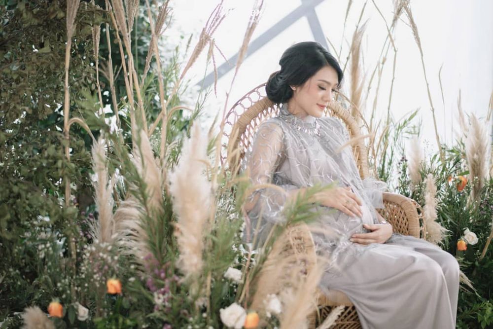 Hamil 7 bulan, ini 10 momen syukuran kehamilan Anissa Aziza