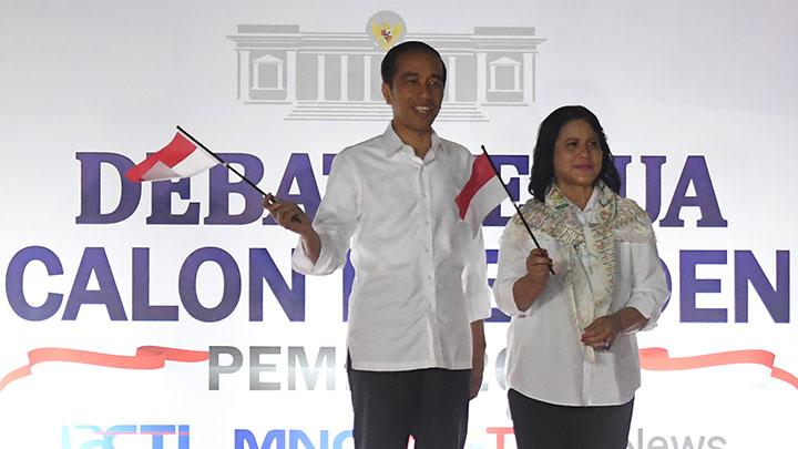 10 Gaya Iriana kenakan scarf di berbagai acara, tampil stylish