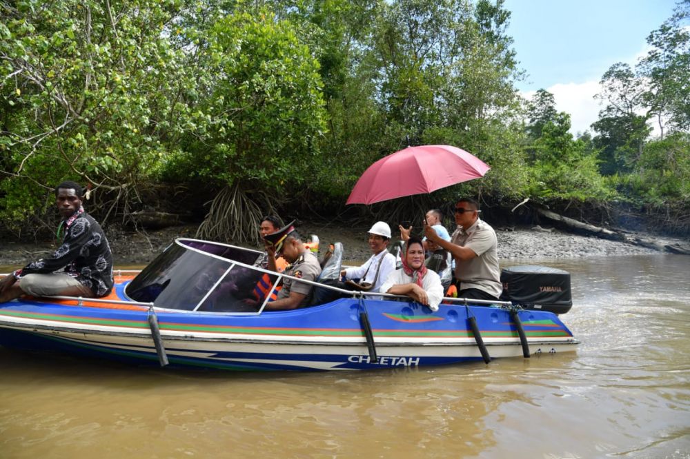 10 Gaya Iriana kenakan scarf di berbagai acara, tampil stylish