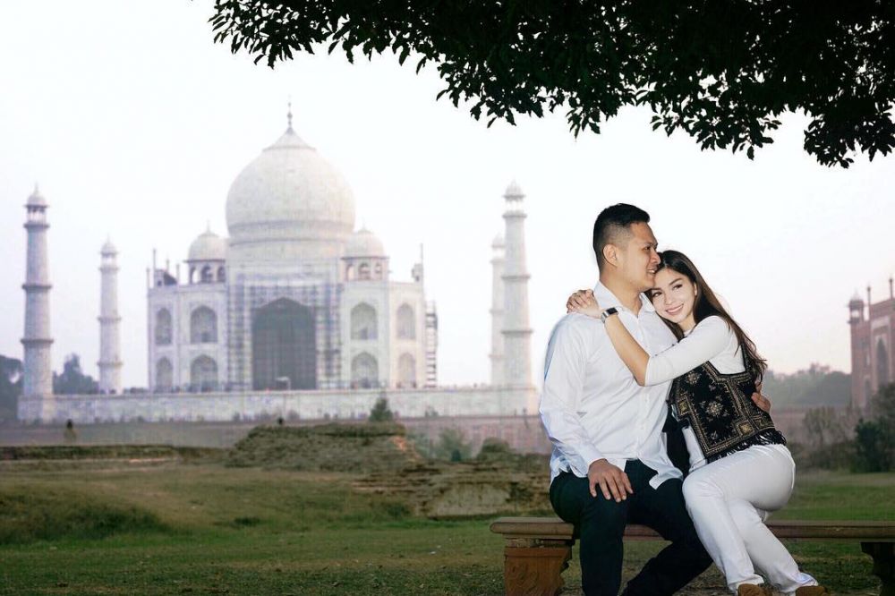 10 Momen romantis Sandra Olga & suami, diam-diam sudah menikah