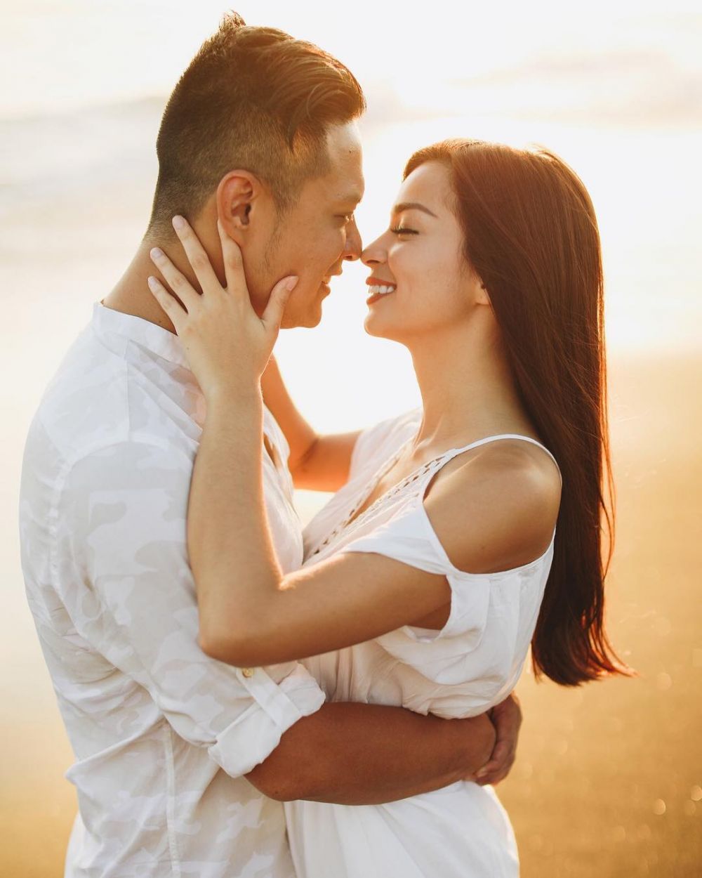 10 Momen romantis Sandra Olga & suami, diam-diam sudah menikah