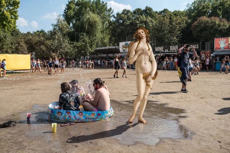 10 Editan foto unik andai sosok di lukisan klasik hadiri konser