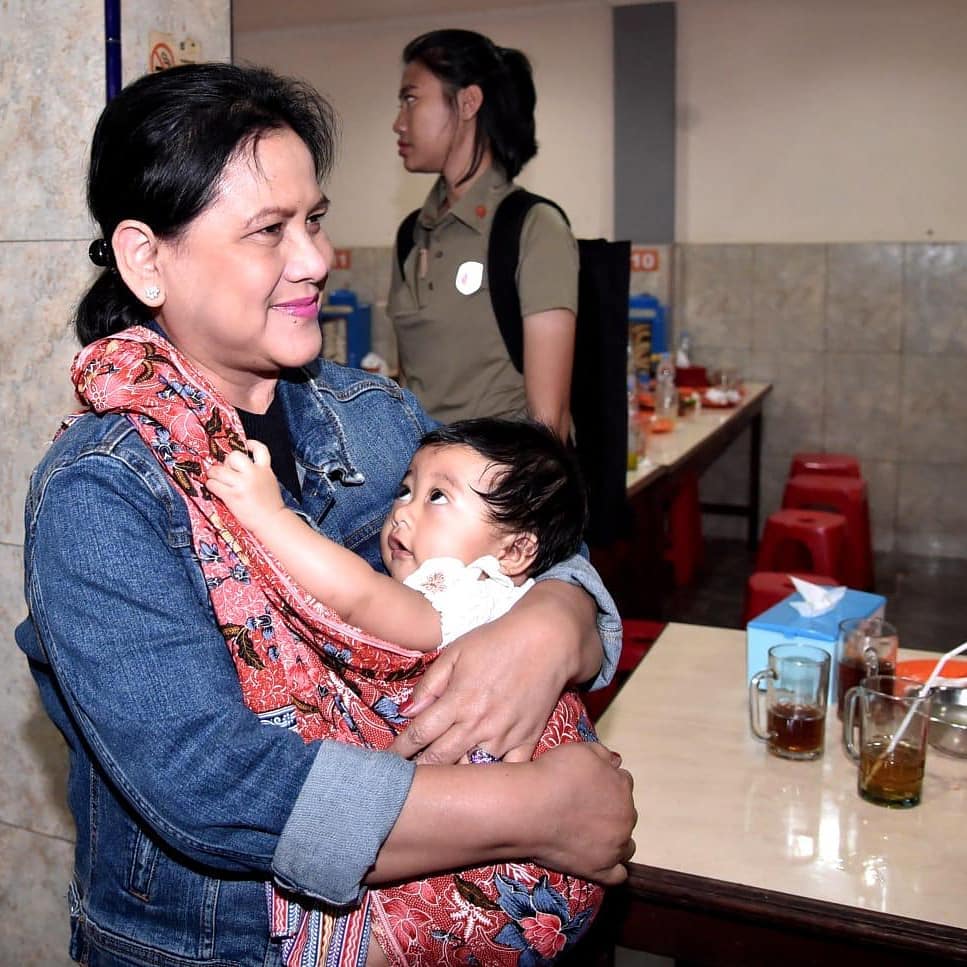 5 Potret kesederhanaan Iriana Jokowi, dari es jeruk hingga jarit