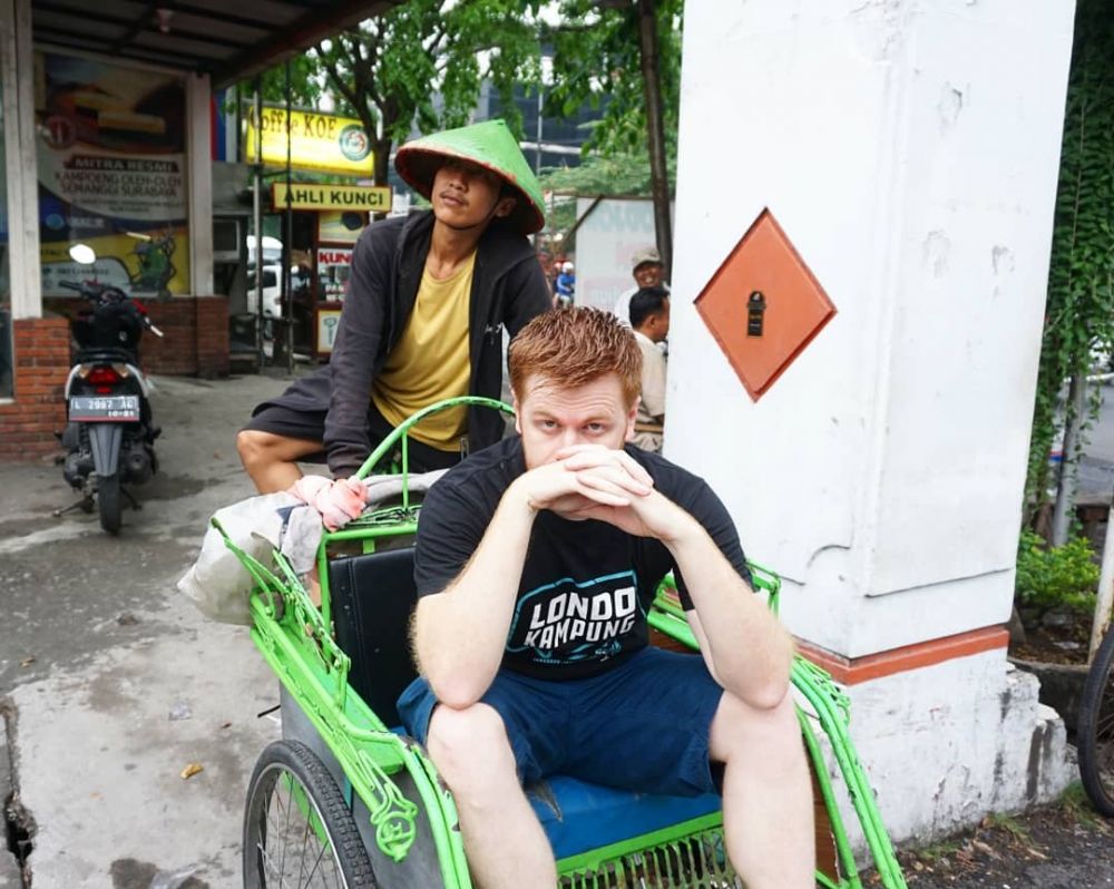 10 YouTuber bule yang suka ulas Indonesia, bangga abis