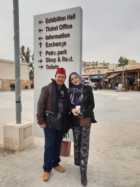 9 Momen mesra Bebi Silvana dan Opick liburan setelah menikah