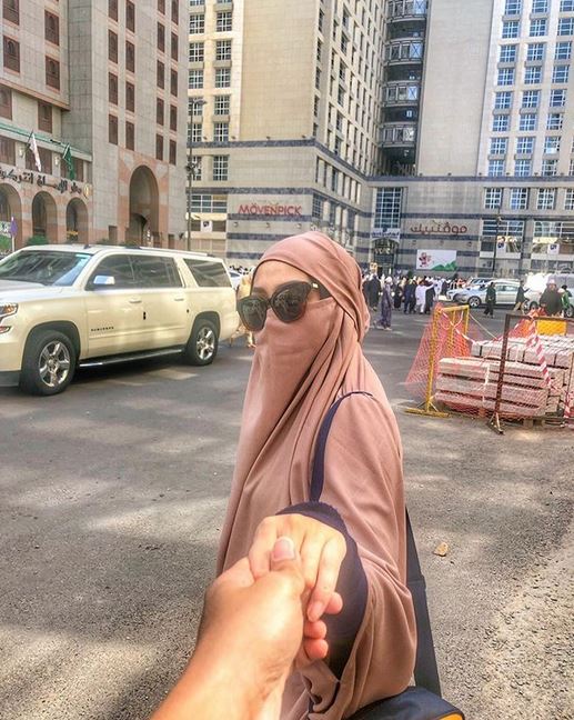 Rayakan ultah pernikahan, ini 8 momen Arie Untung & istri umrah