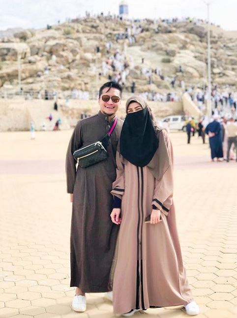 Rayakan ultah pernikahan, ini 8 momen Arie Untung & istri umrah