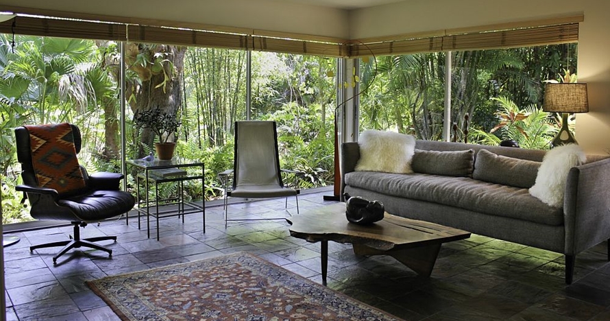 12 Desain ruang tamu bergaya tropis, bikin rumah makin semilir