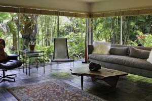 12 Desain ruang tamu bergaya tropis, bikin rumah makin semilir