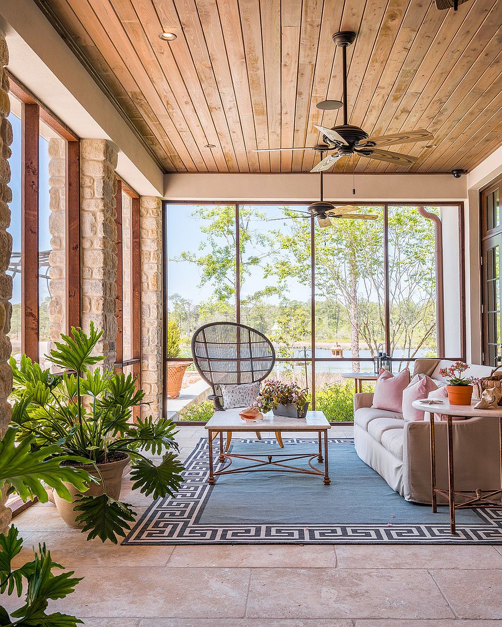 12 Desain ruang tamu bergaya tropis bikin rumah makin semilir