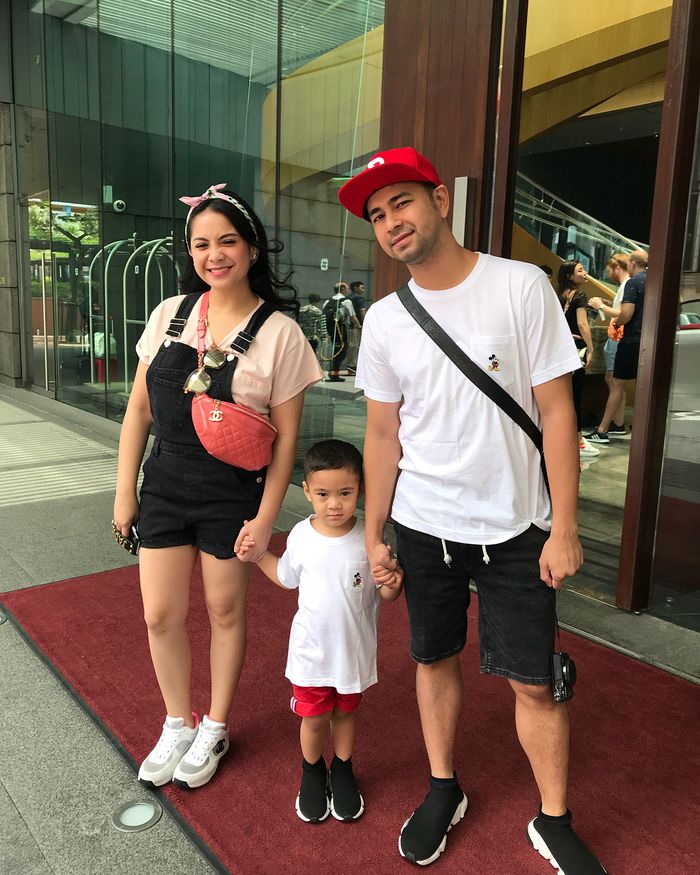 7 Potret Nagita Slavina pakai rok mini, kakinya jadi sorotan