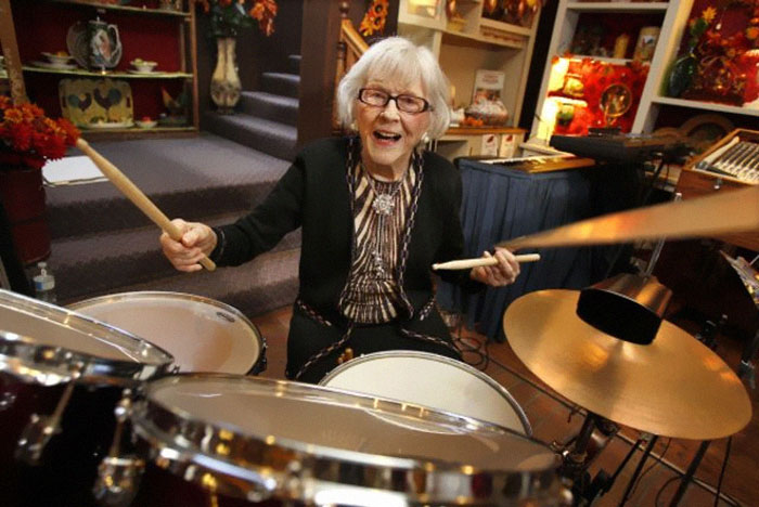10 Aksi kece Viola Smith, drummer cewek berusia satu abad