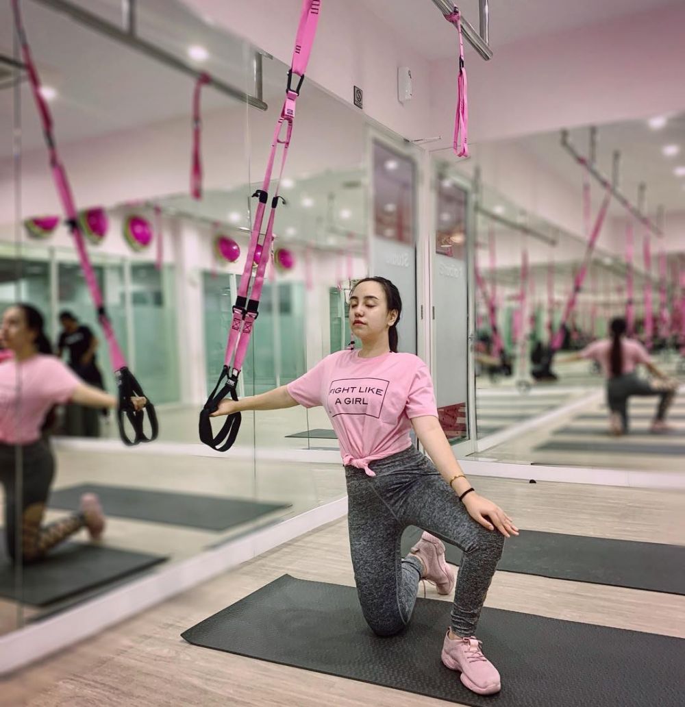 10 Potret Salmafina saat olahraga TRX, awas bikin salah fokus