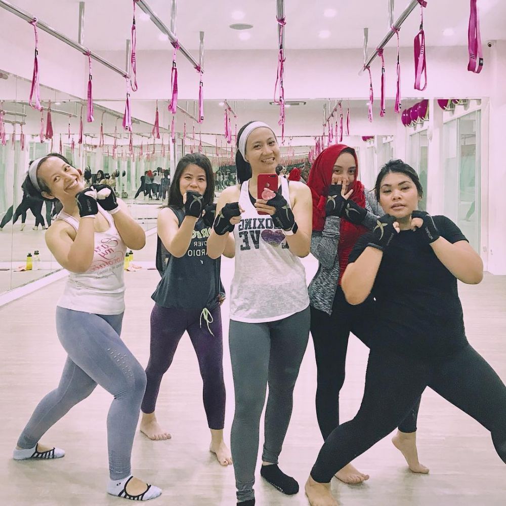 10 Potret Salmafina saat olahraga TRX, awas bikin salah fokus