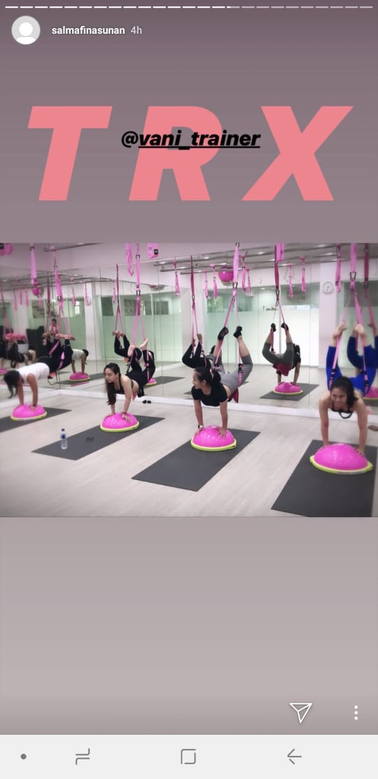 10 Potret Salmafina saat olahraga TRX, awas bikin salah fokus