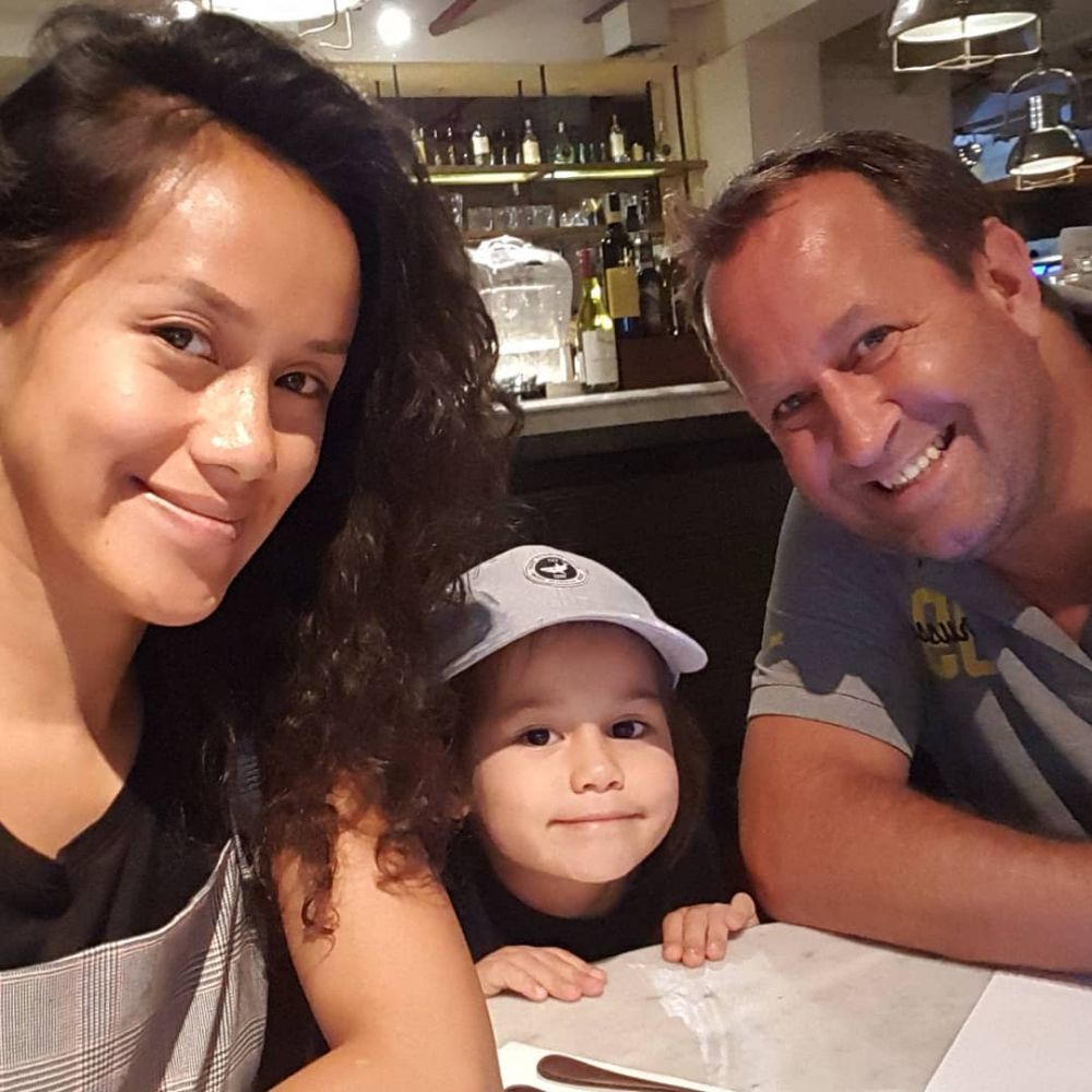 Aura Kasih & 4 seleb cantik ini jatuh ke pelukan duda bule