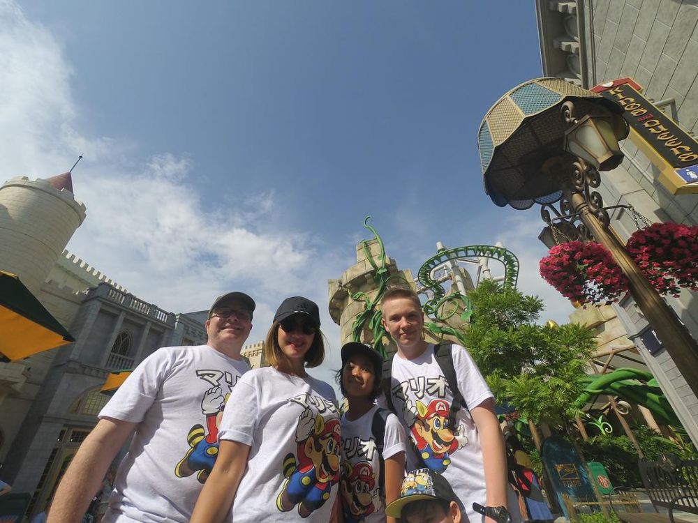 Aura Kasih & 4 seleb cantik ini jatuh ke pelukan duda bule