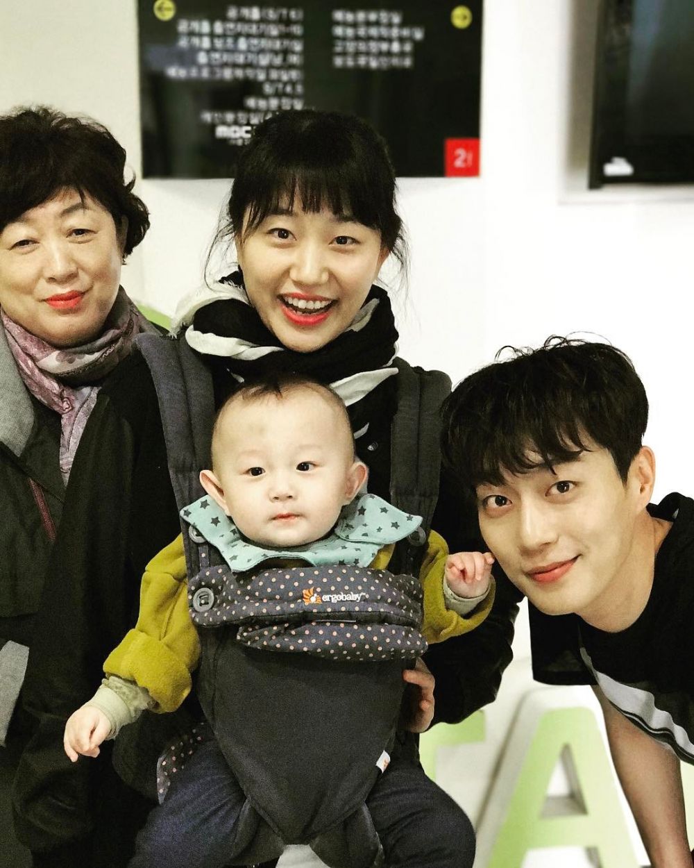 Jarang terekspos, ini potret kedekatan 9 seleb Korea bareng ibu