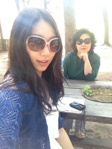 Jarang terekspos, ini potret kedekatan 9 seleb Korea bareng ibu