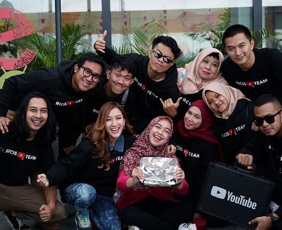 9 Momen Atta & Ria Ricis rayakan 10 juta subscriber, foto berdua