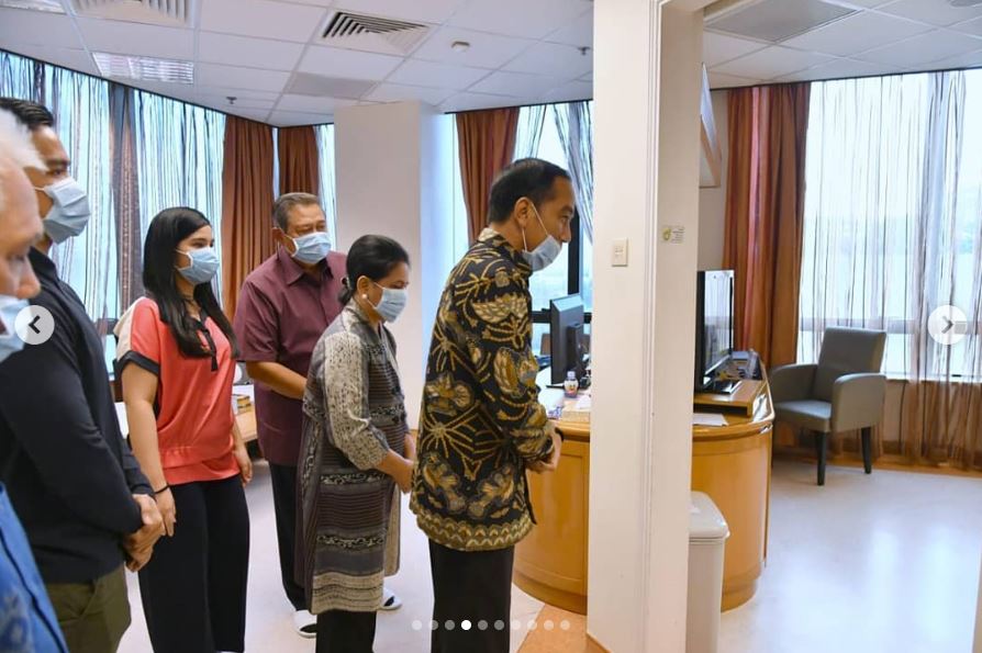 10 Momen Jokowi dan Iriana jenguk Ani Yudhoyono di Singapura