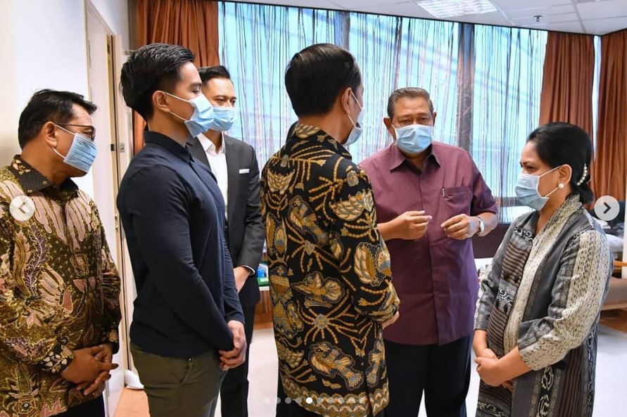 10 Momen Jokowi dan Iriana jenguk Ani Yudhoyono di Singapura