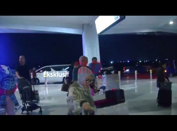 Ibu dan adik Syahrini bertolak ke Jepang, hadiri pernikahan?