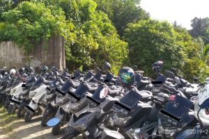 Parkiran ini tertata rapi sesuai warna, jenis motornya jadi sorotan