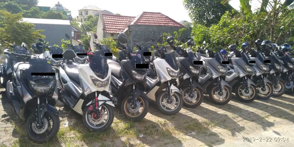 Parkiran ini tertata rapi sesuai warna, jenis motornya jadi sorotan