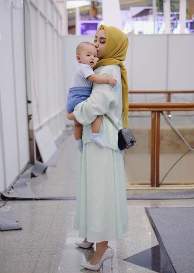 8 Potret kedekatan Salmafina dengan anak kecil, keibuan banget