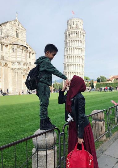 8 Potret kedekatan Salmafina dengan anak kecil, keibuan banget