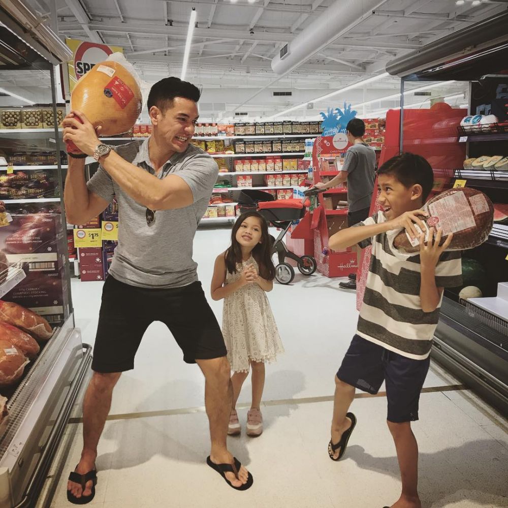 Gaya kocak 10 seleb cowok asuh anak ini bikin geleng kepala