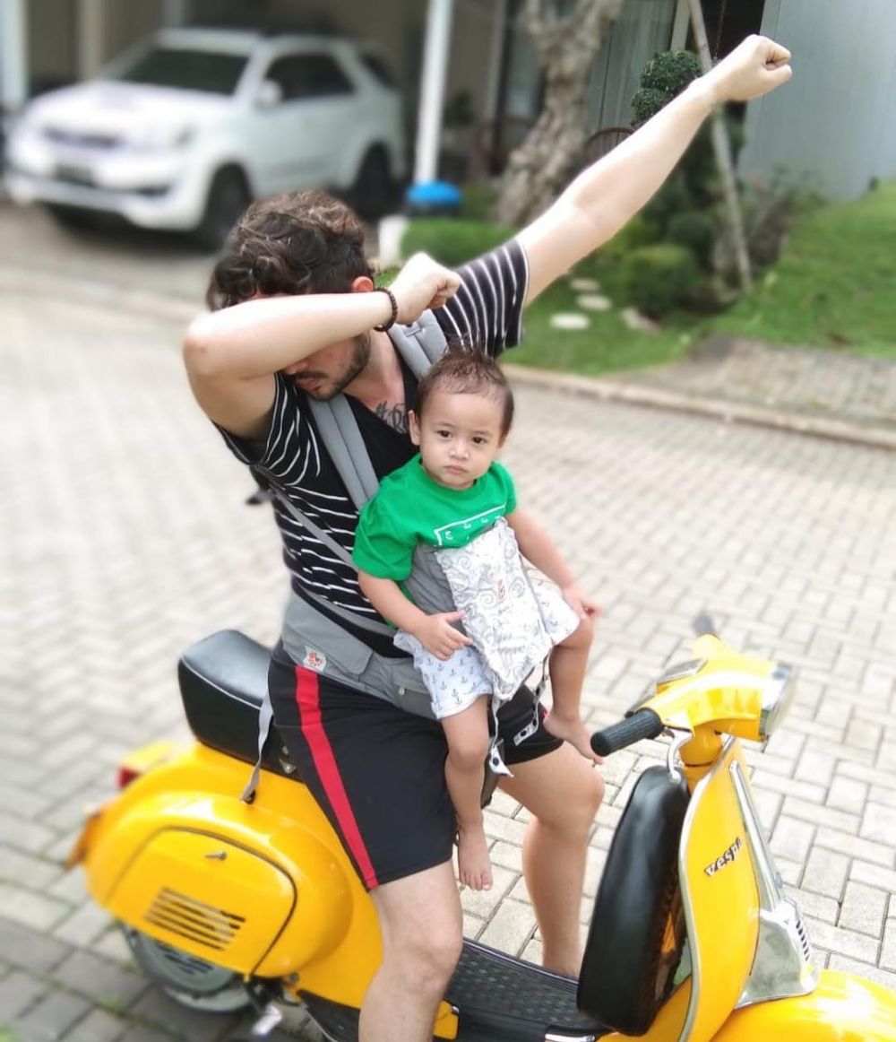 Gaya kocak 10 seleb cowok asuh anak ini bikin geleng kepala