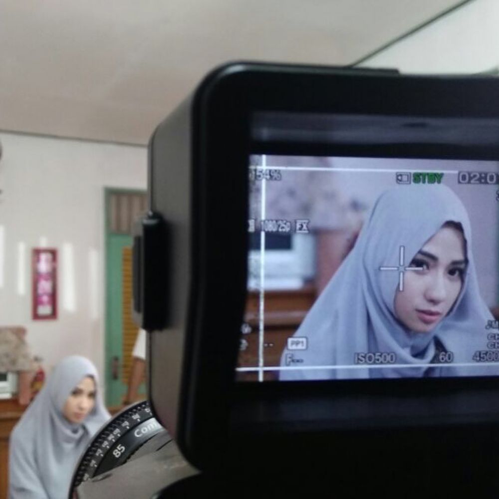 10 Potret Bella Luna saat syuting, dari sinetron hingga presenter